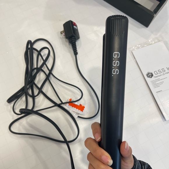 G.S.S. TITANIUM LE HAIR STRAIGHTNER - Picture 2 of 7